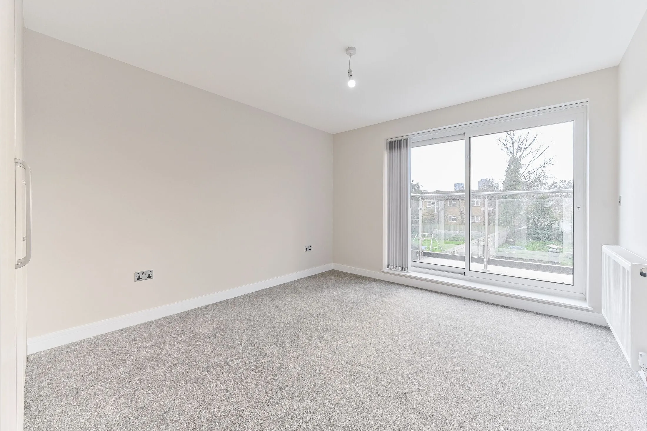 Flat Dunheved Road North in Greater London