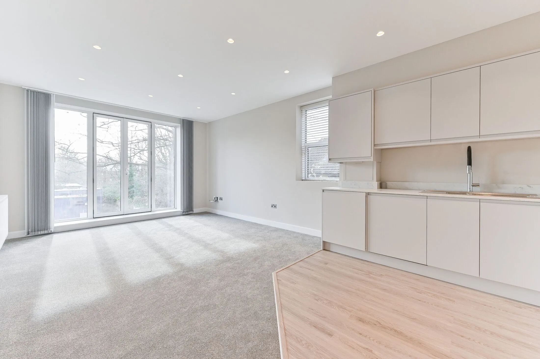 Flat Dunheved Road North in Greater London