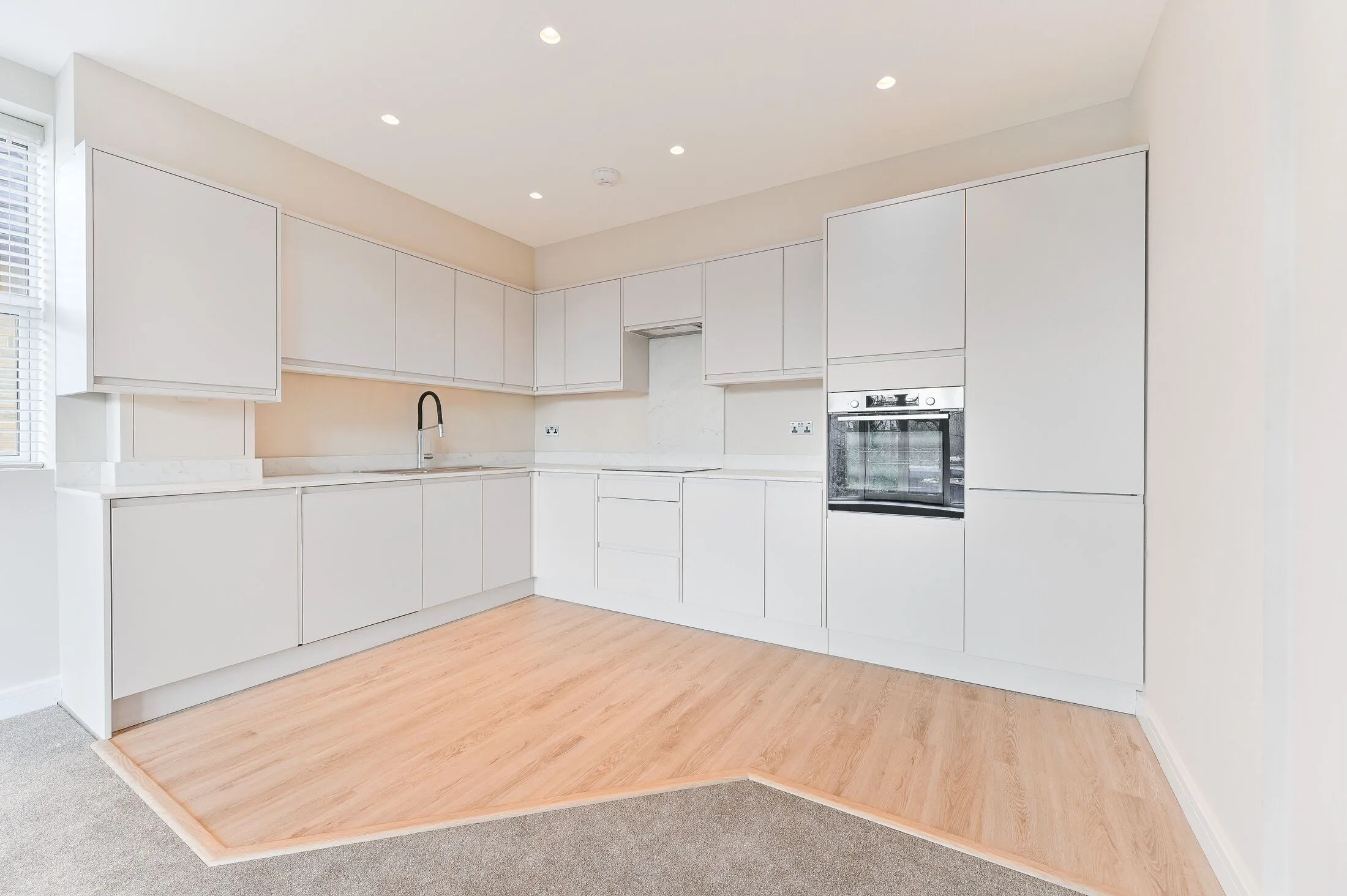 Flat Dunheved Road North in Greater London