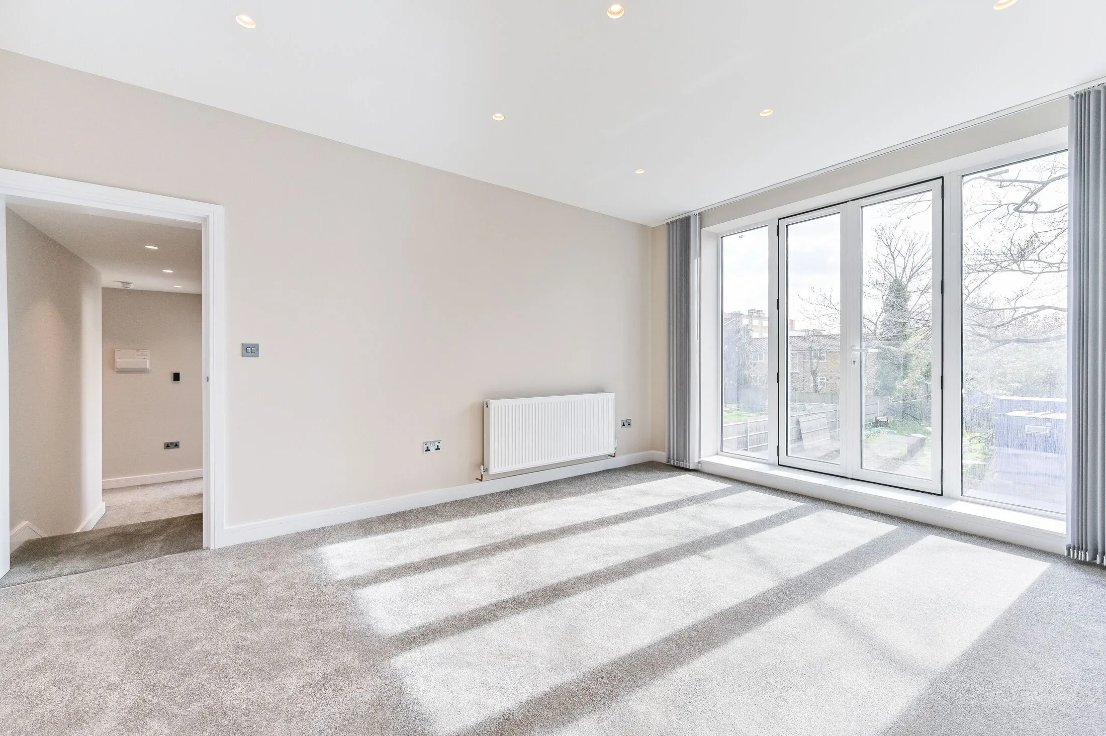 Flat Dunheved Road North in Greater London