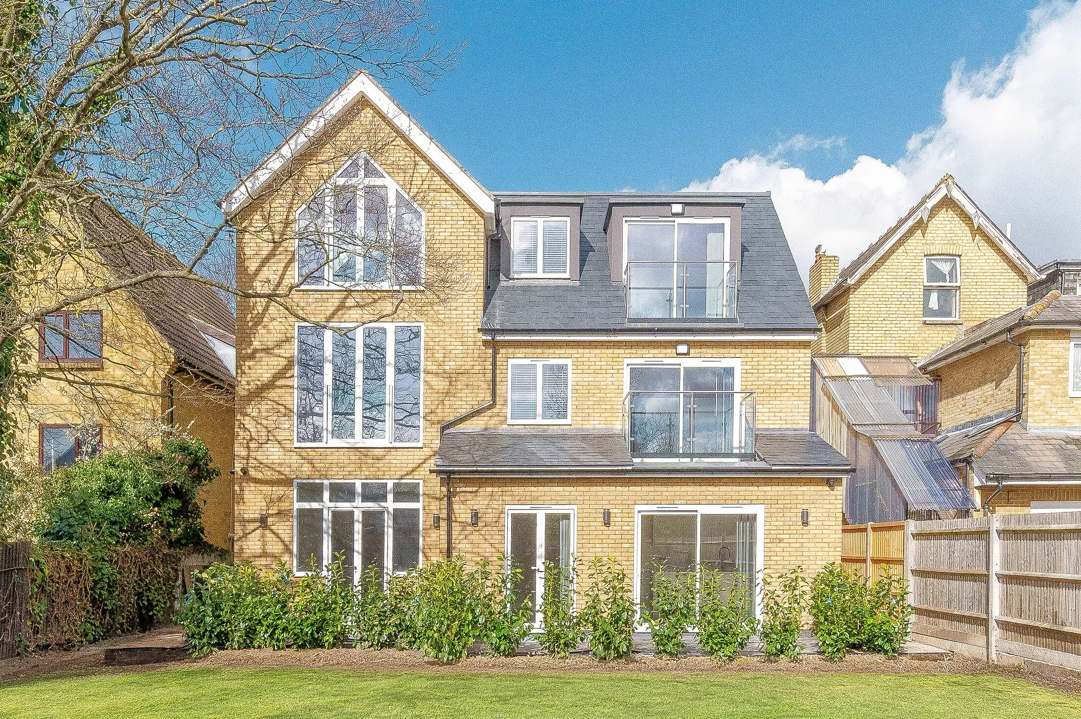 Flat Dunheved Road North in Greater London