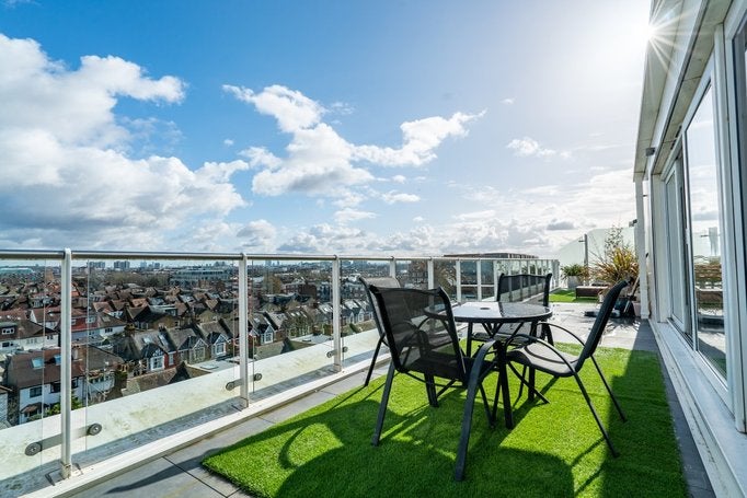 Flat Bromyard Avenue in Greater London