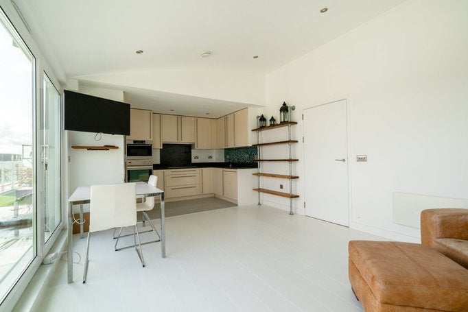 Flat Bromyard Avenue in Greater London