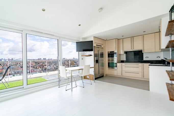 Flat Bromyard Avenue in Greater London