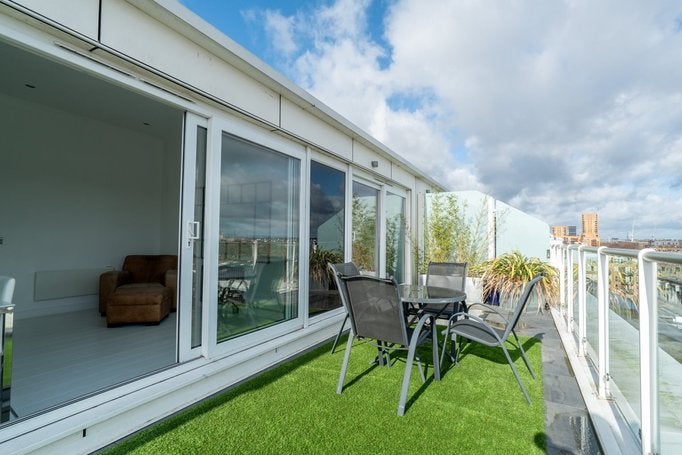 Flat Bromyard Avenue in Greater London