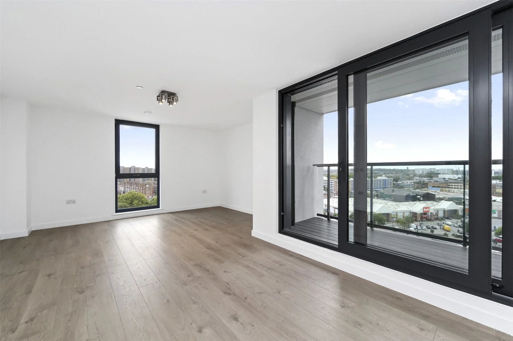 Flat Rotherhithe New Road in Greater London