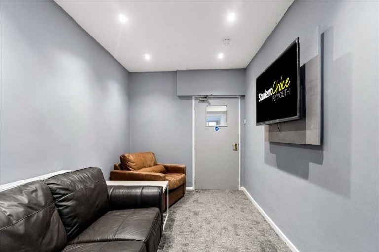 Room Amity Place in Plymouth