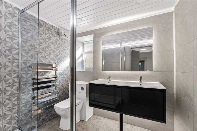 Room Amity Place in Plymouth