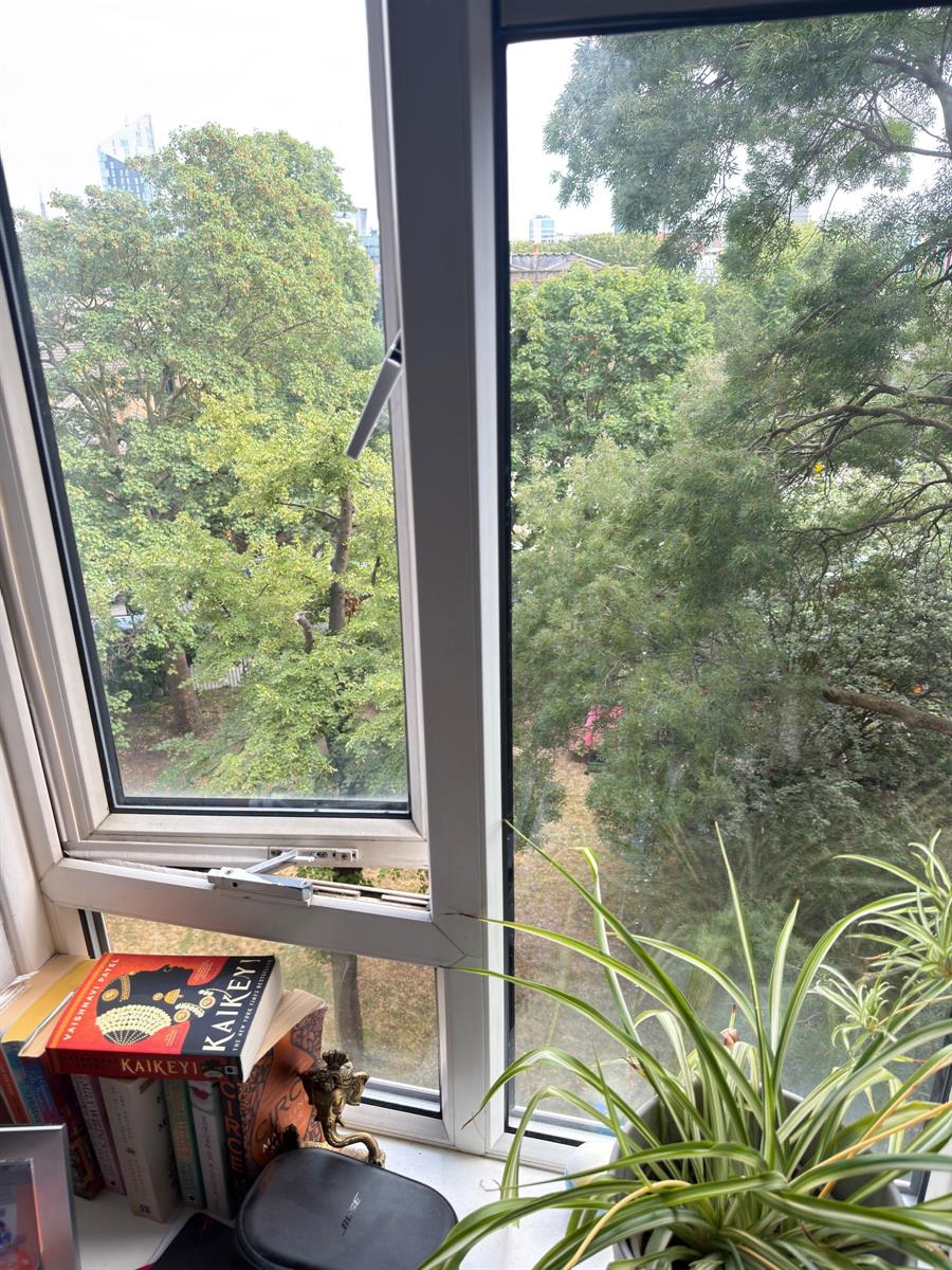 Flat Crowndale Court in Greater London