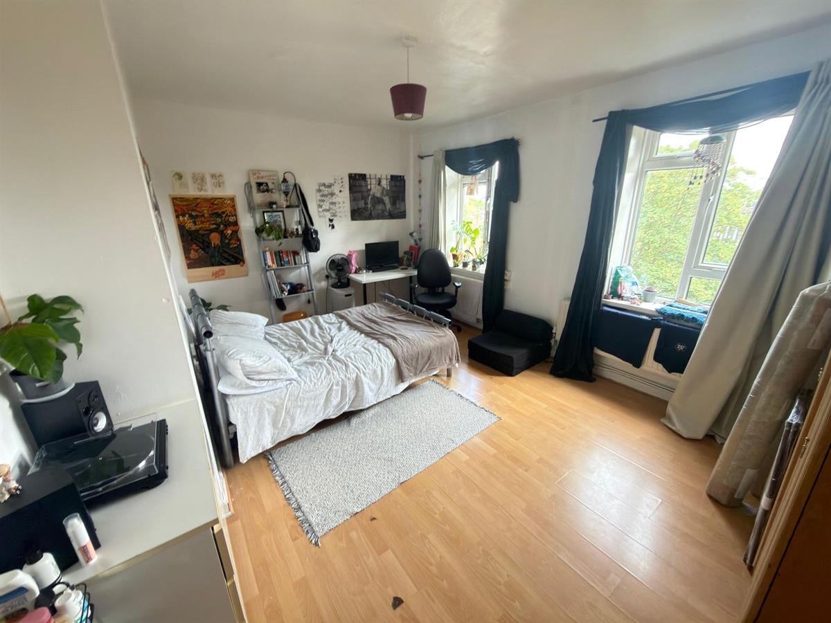 Flat Crowndale Court in Greater London