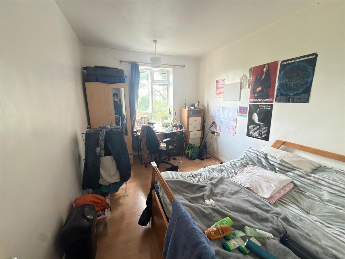 Flat Crowndale Court in Greater London