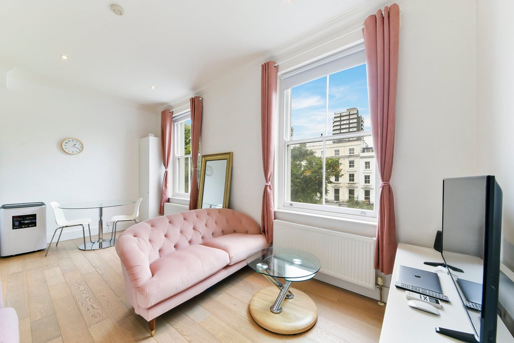 Flat St Stephen's Gardens in City of Westminster