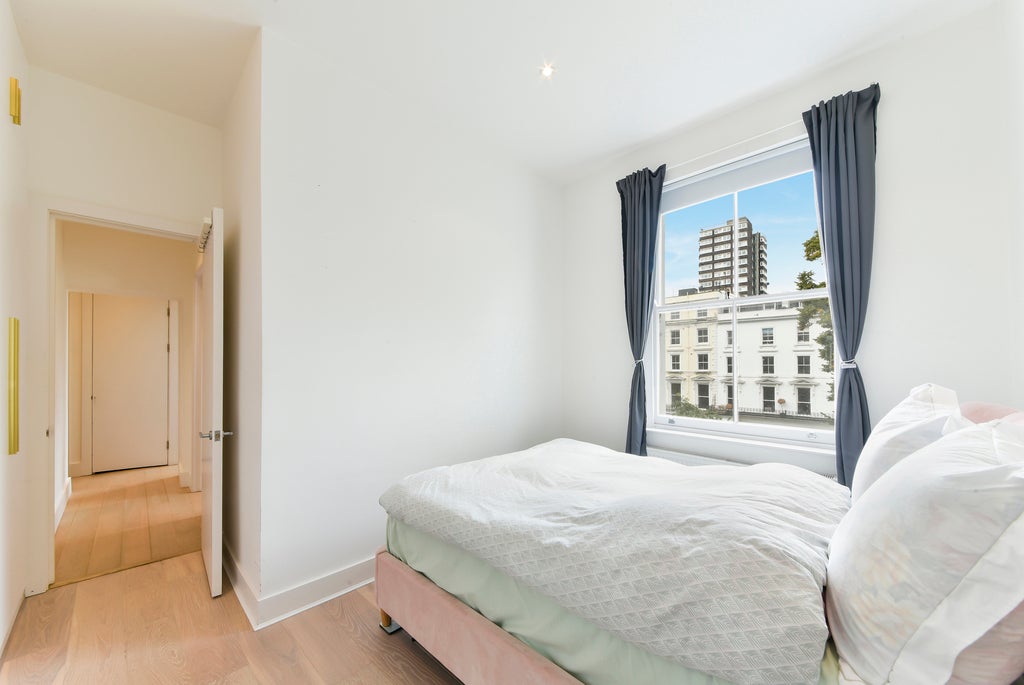 Flat St Stephen's Gardens in City of Westminster