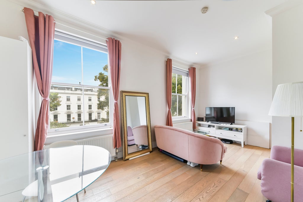 Flat St Stephen's Gardens in City of Westminster