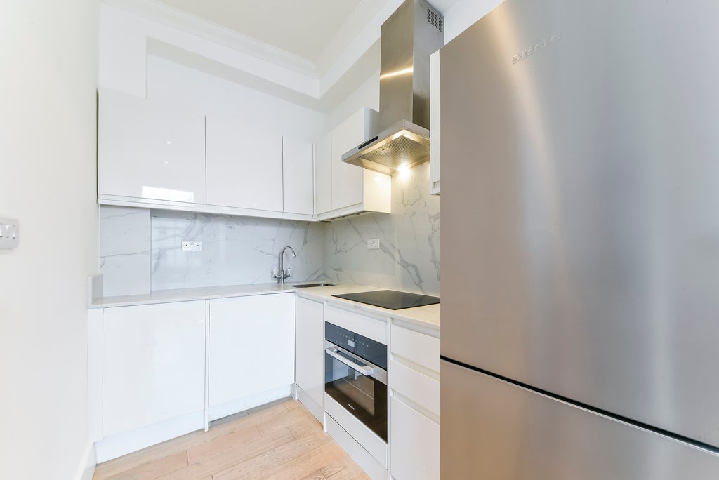 Flat St Stephen's Gardens in City of Westminster