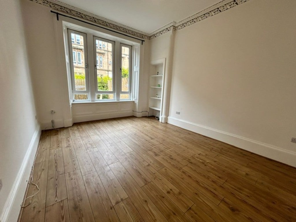 Flat Roslea Drive in Glasgow