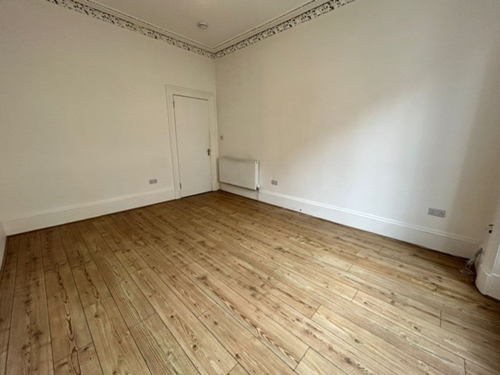 Flat Roslea Drive in Glasgow