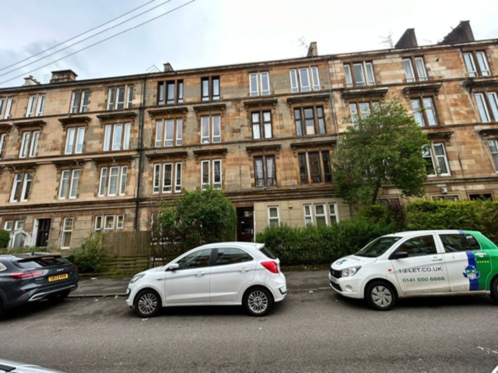 Flat Roslea Drive in Glasgow