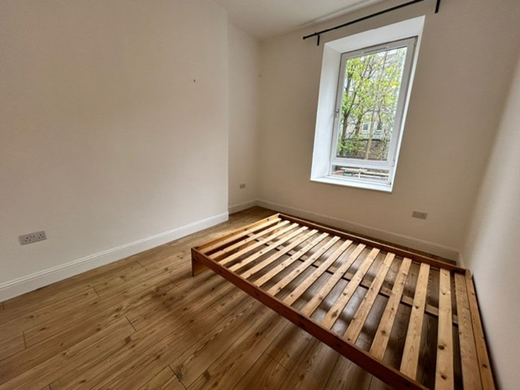Flat Roslea Drive in Glasgow