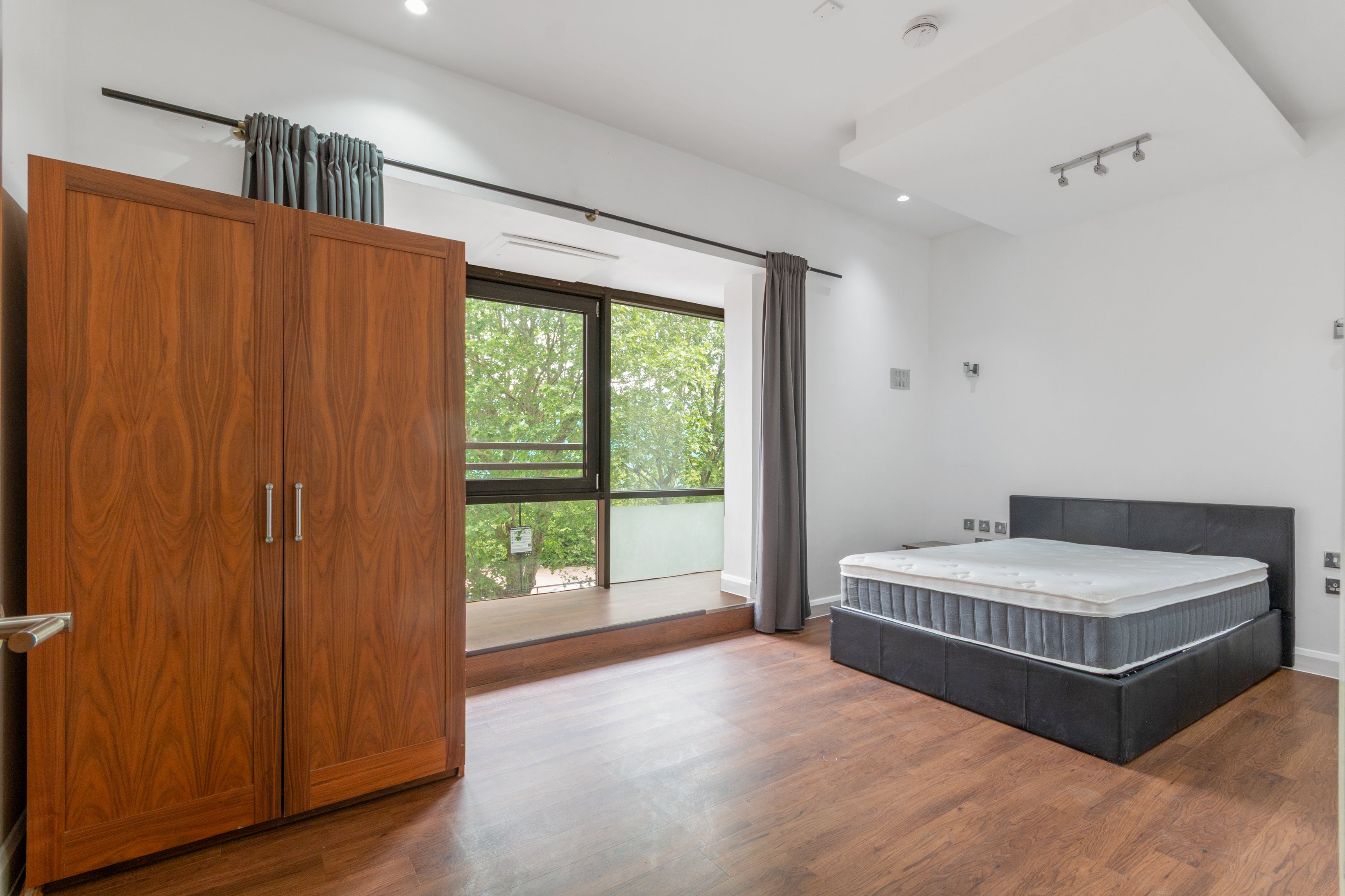 Flat Weir Road in Greater London