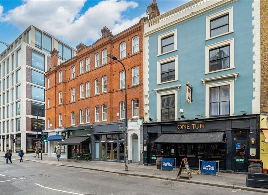 Flat Goodge Street in Greater London