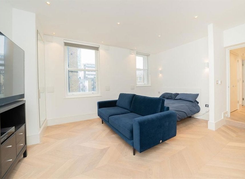 Flat Goodge Street in Greater London
