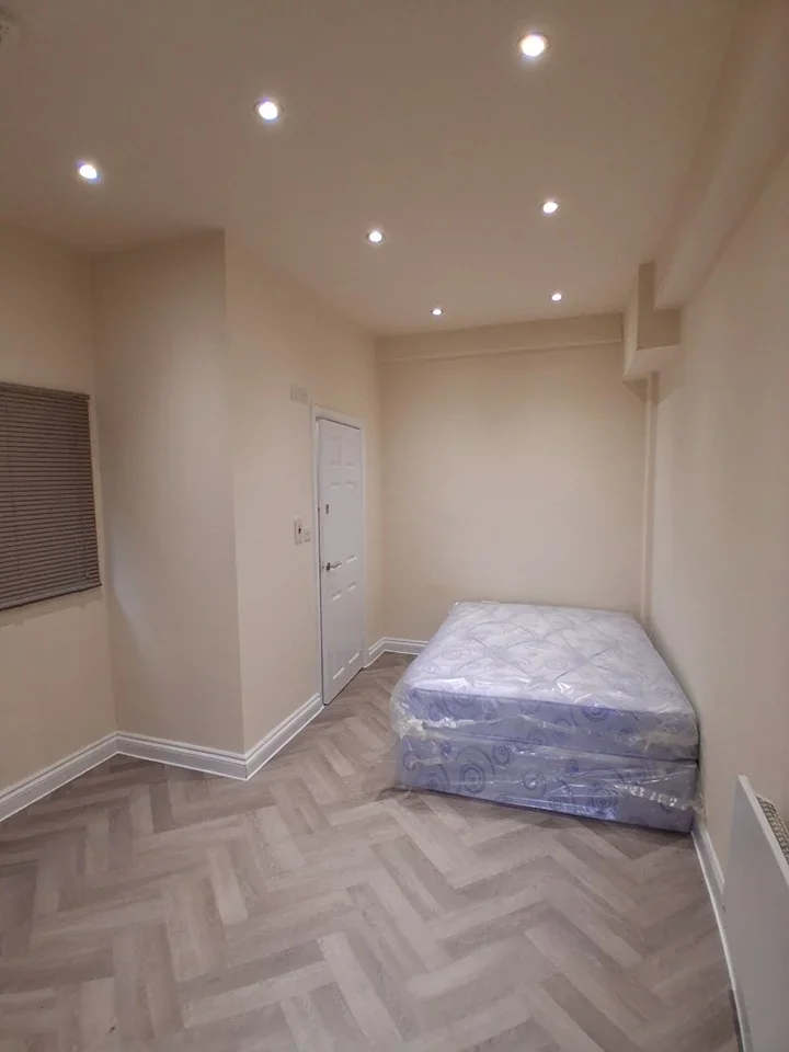 Room Inverness Road in Greater London