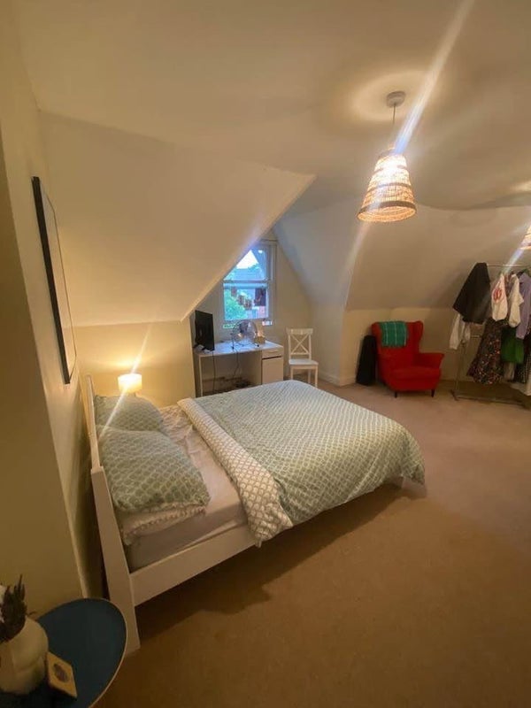 Room Half Moon Lane in Greater London