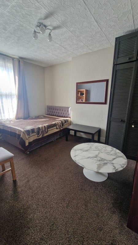 Room Chestnut Avenue South in Greater London