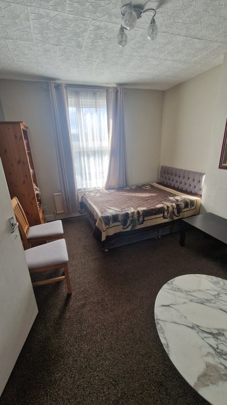 Room Chestnut Avenue South in Greater London
