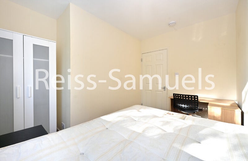 Room Royal Road in Greater London