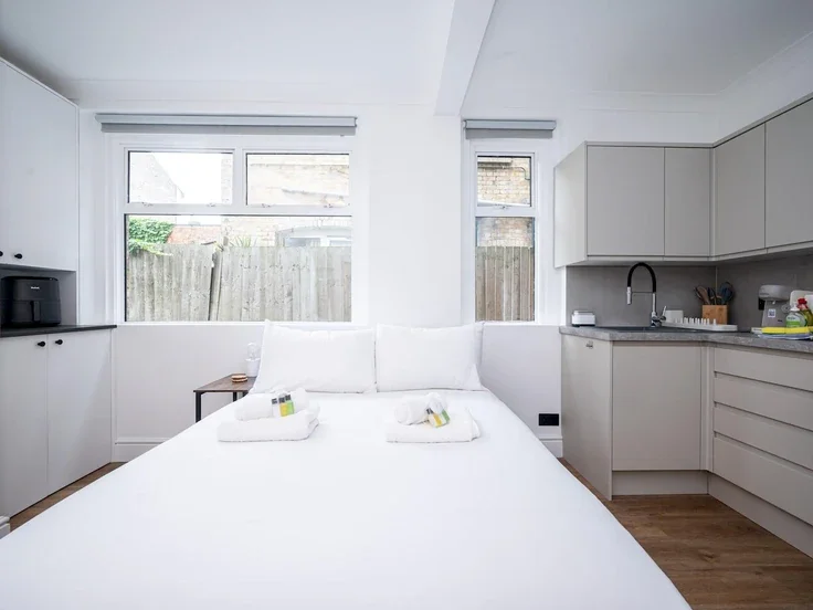 Flat Waddon Road in Greater London