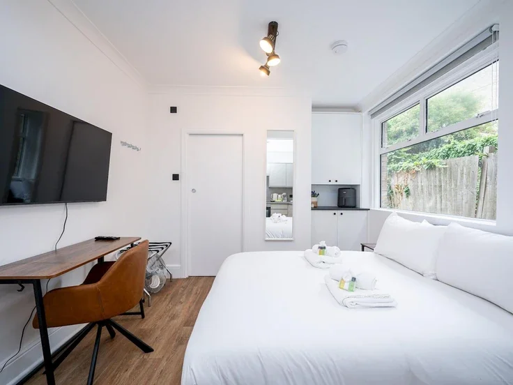 Flat Waddon Road in Greater London