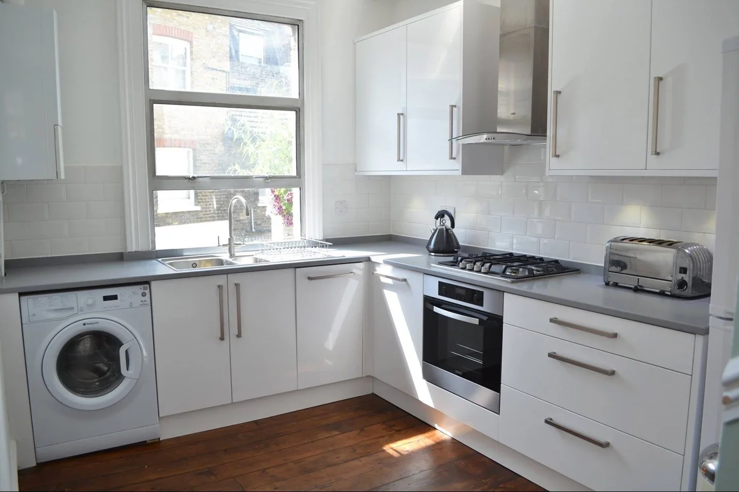 Flat Queenstown Road in Greater London