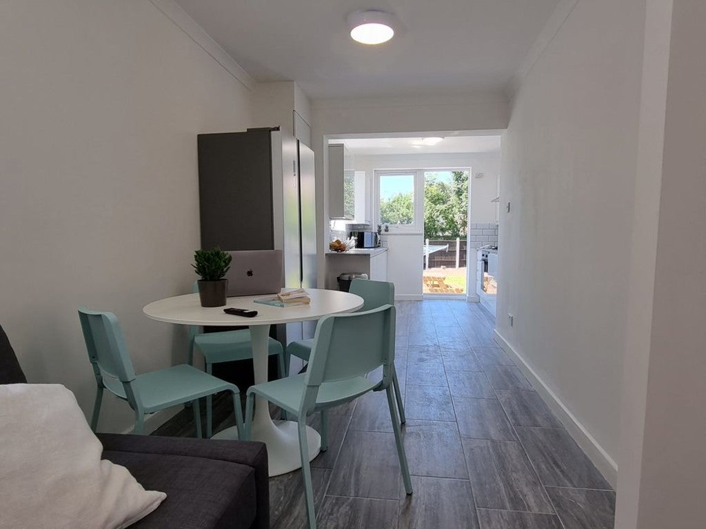 Room Lancaster Road in Greater London