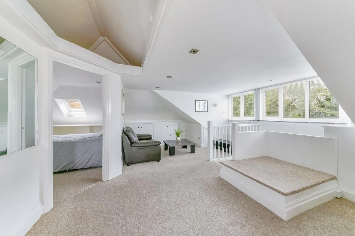 Flat Second Avenue in Greater London