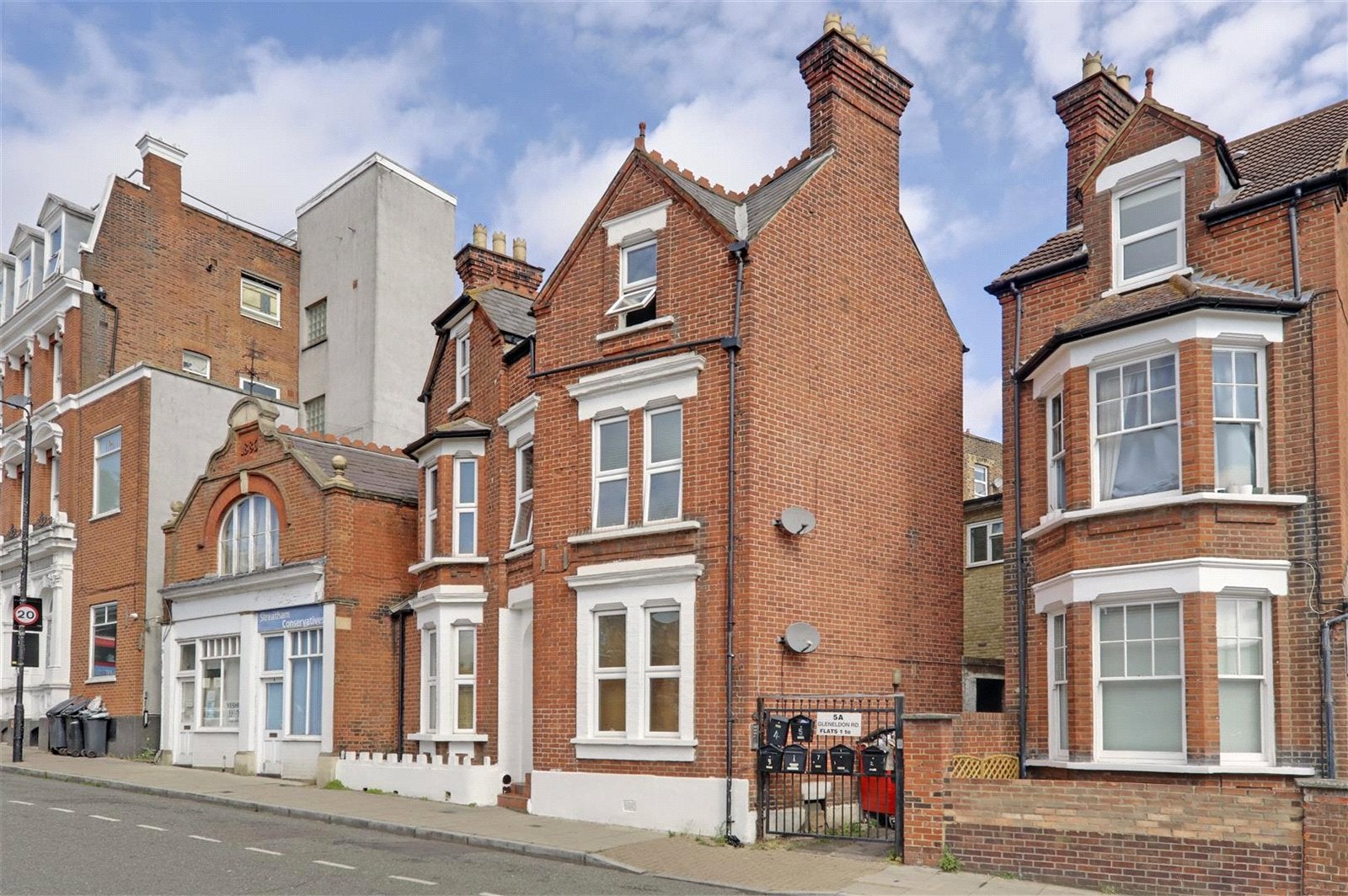 Flat Gleneldon Road in Greater London