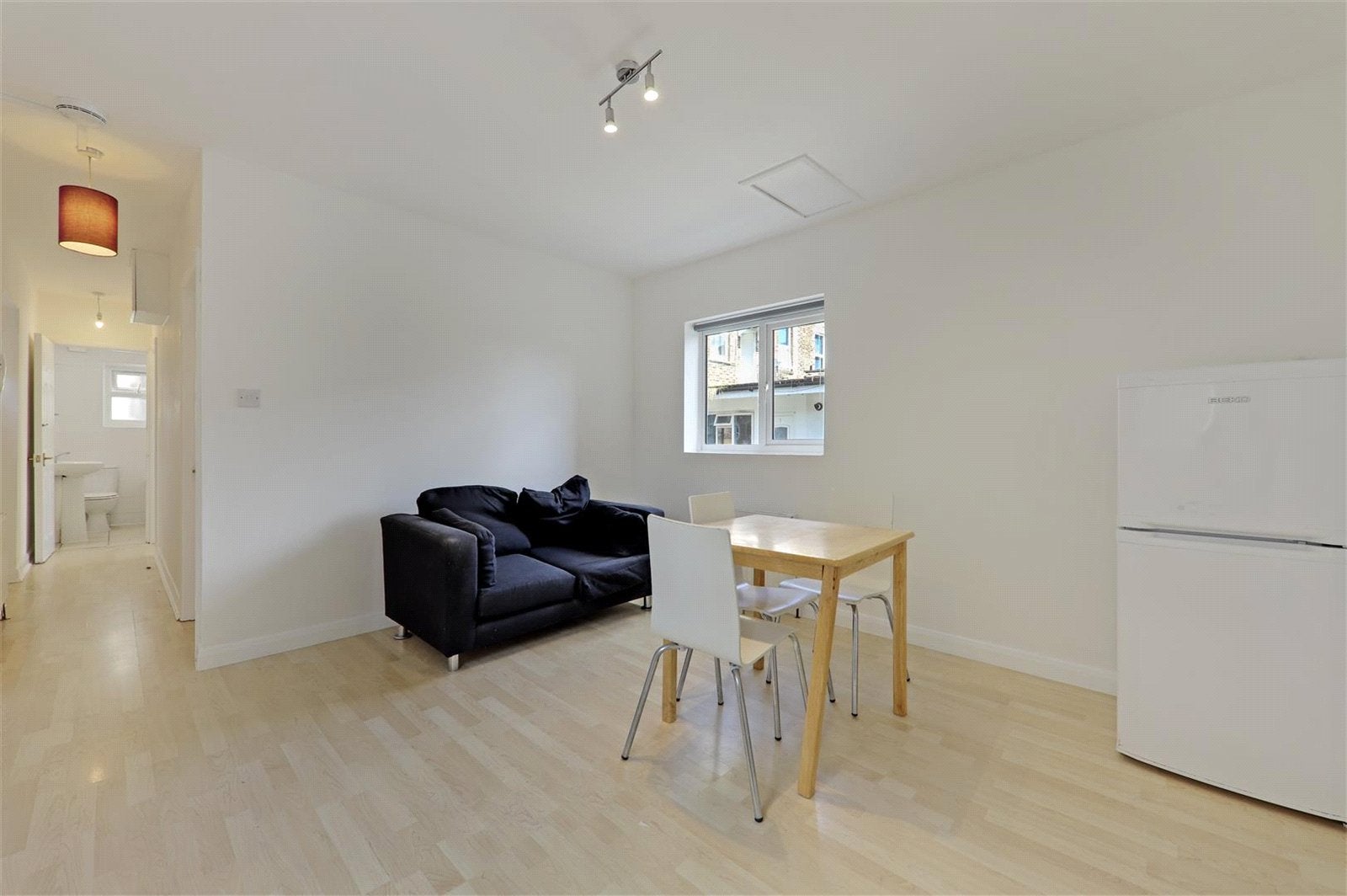 Flat Gleneldon Road in Greater London