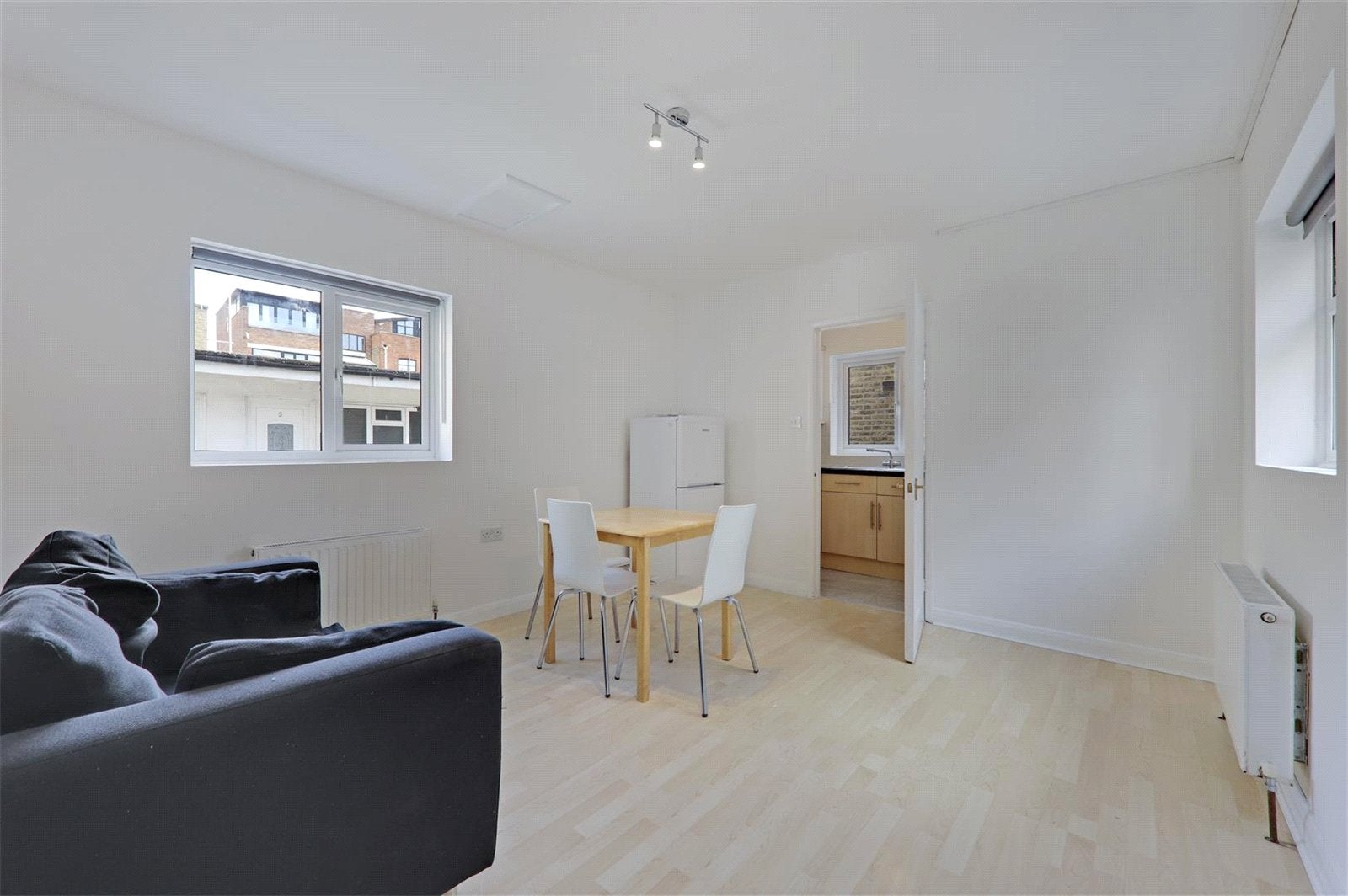 Flat Gleneldon Road in Greater London