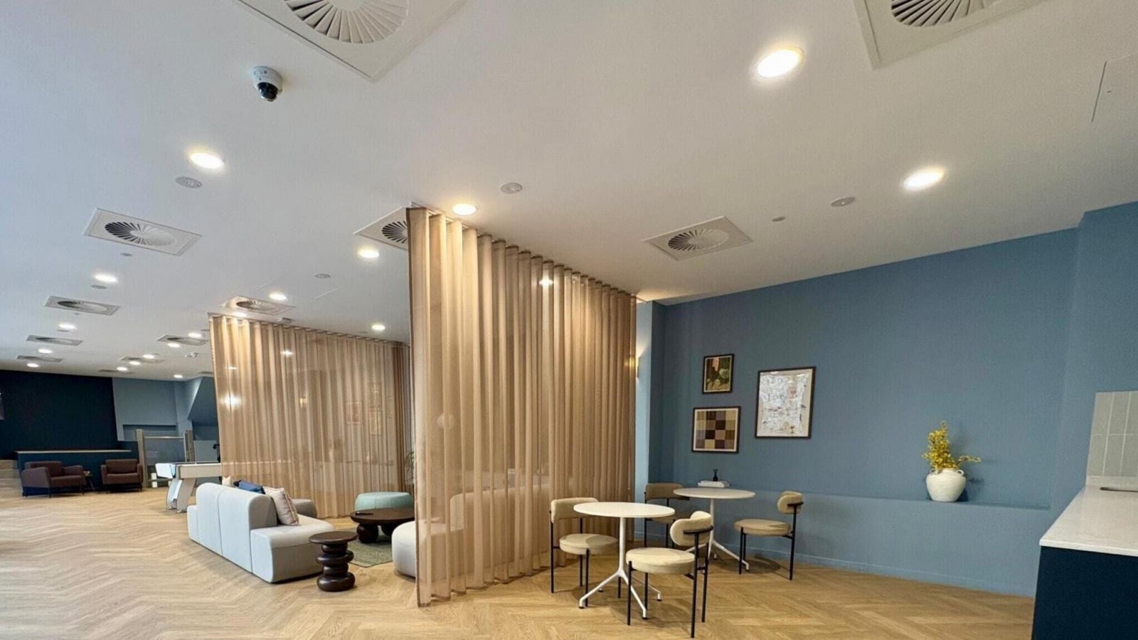 Flat Hertsmere Road in London