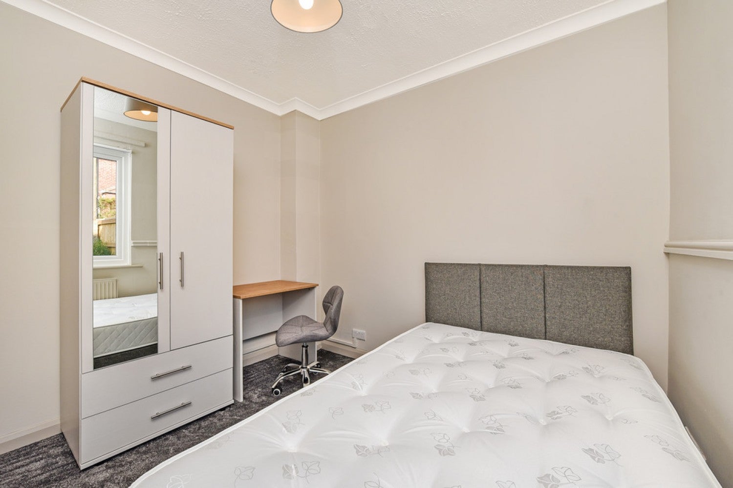 Room Milland Road in Winchester