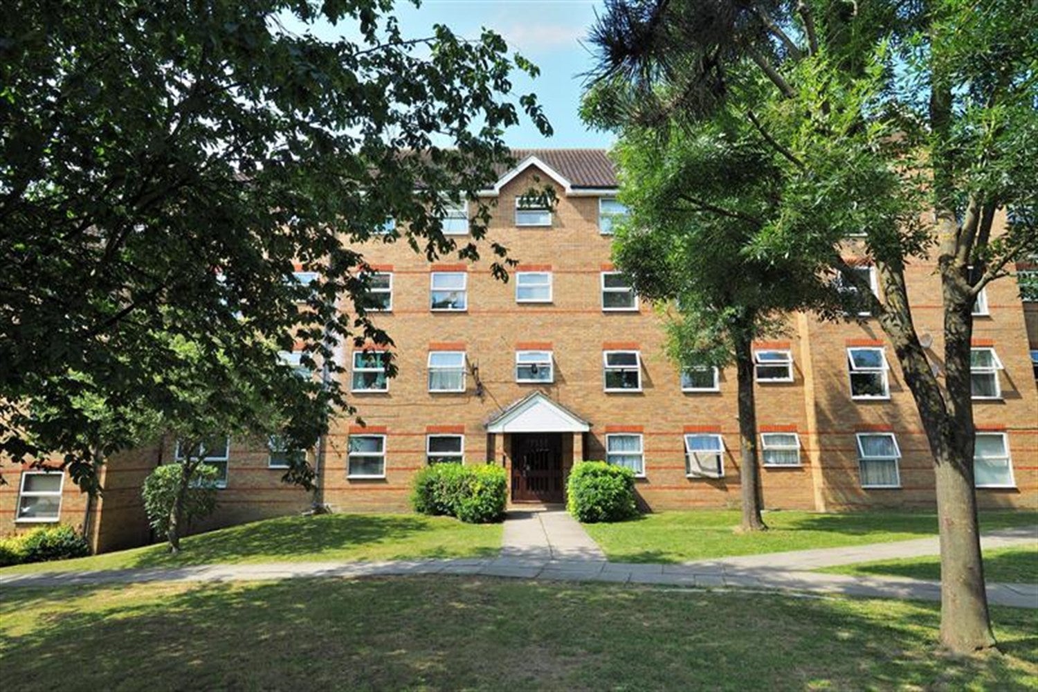 Flat Cassis Court in Epping Forest