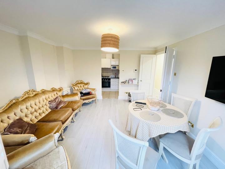 Flat Cumberland Mills Square in Greater London