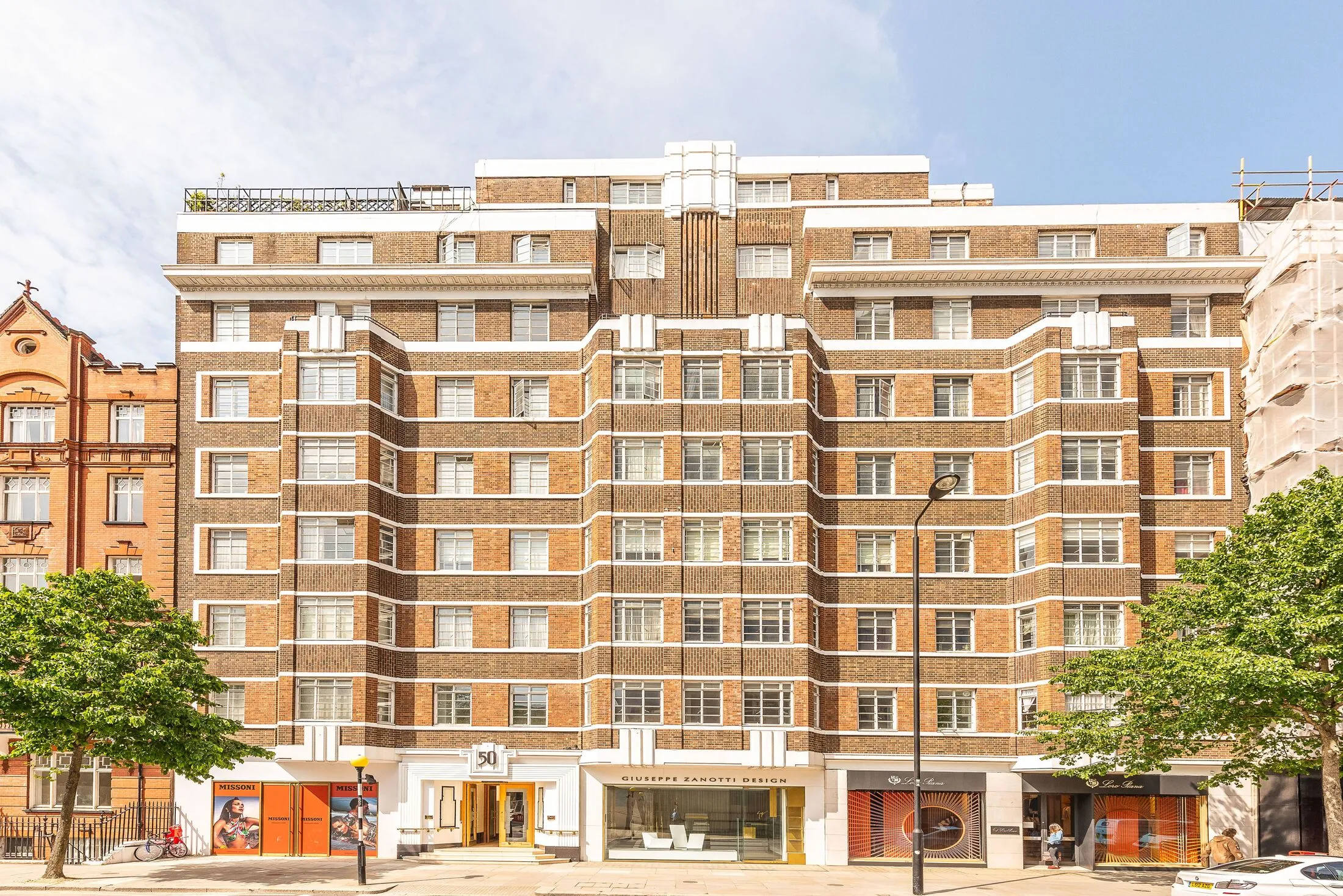 Flat Pavilion Road in Greater London