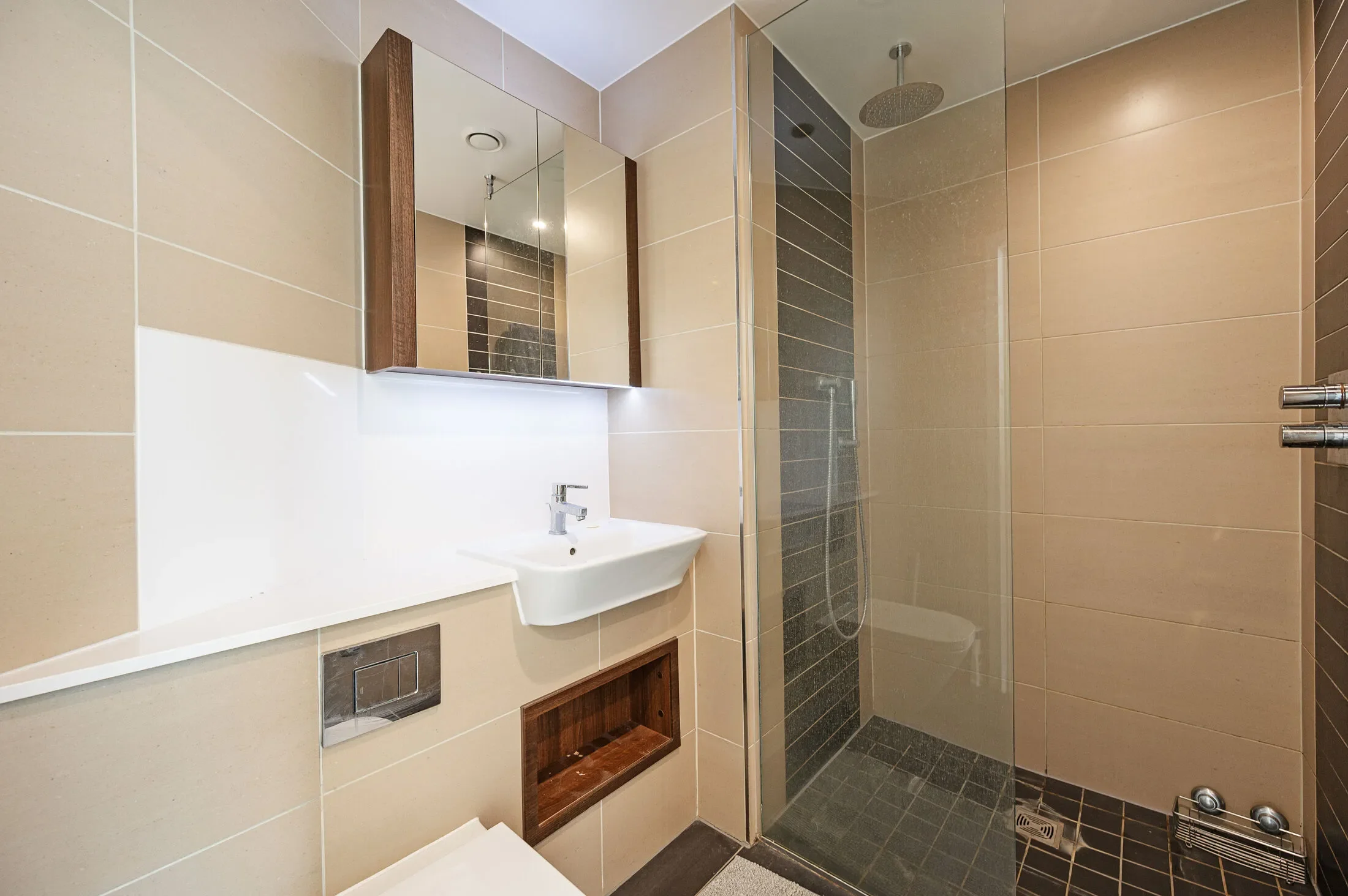 Flat Alie Street in Greater London