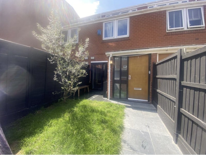 Room Mortlock Close in Greater London