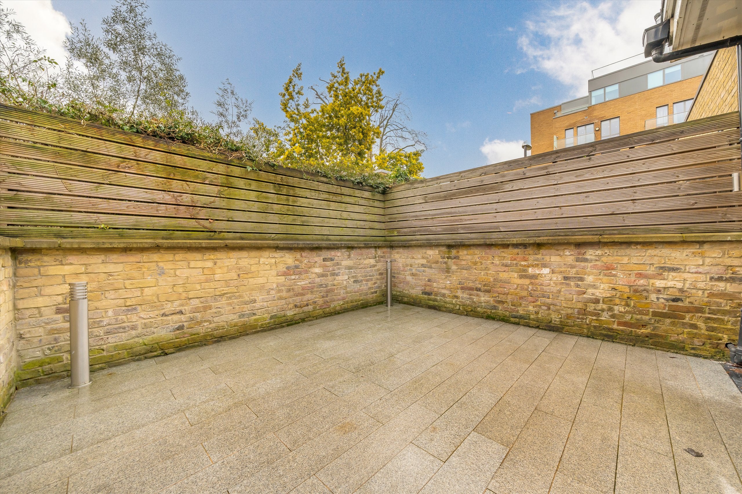 Flat Goldhawk Road in Greater London