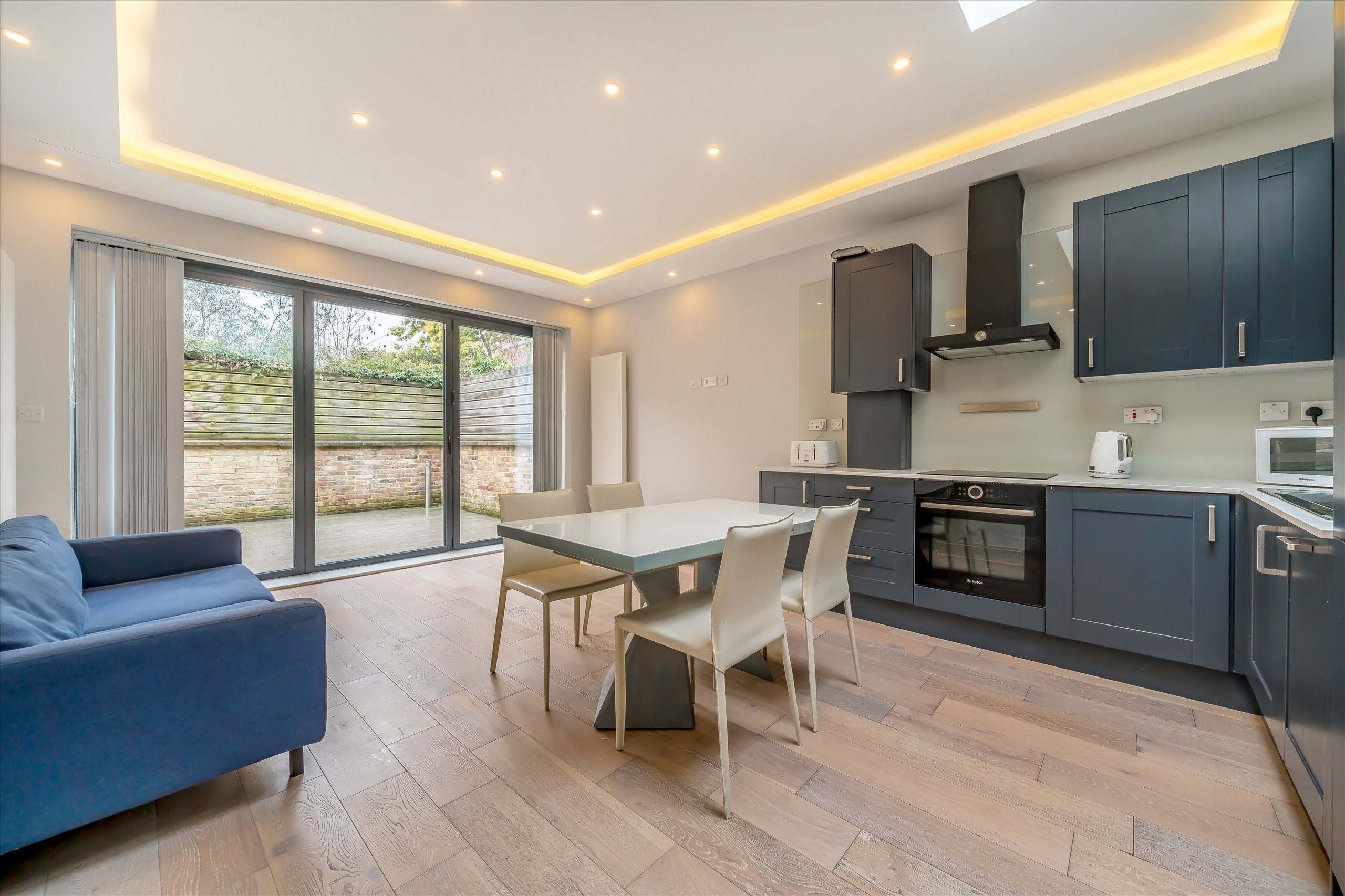 Flat Goldhawk Road in Greater London