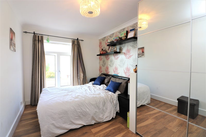Room Narrow Street in Greater London