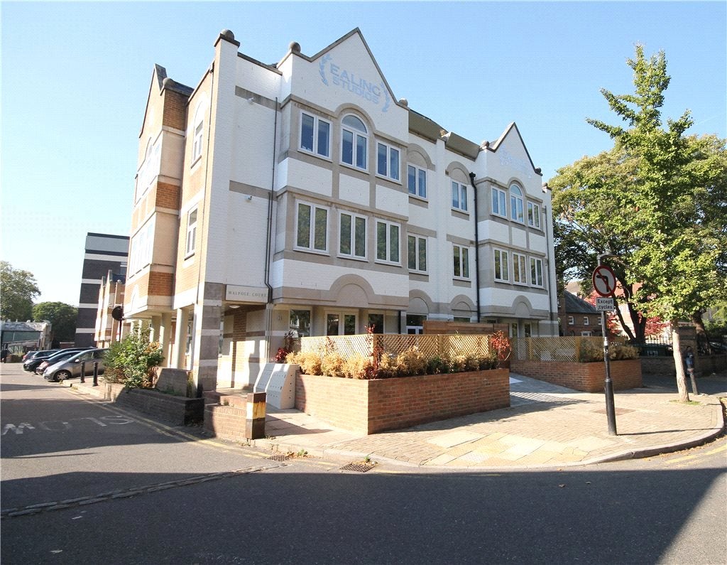 Flat Disraeli Road in Greater London